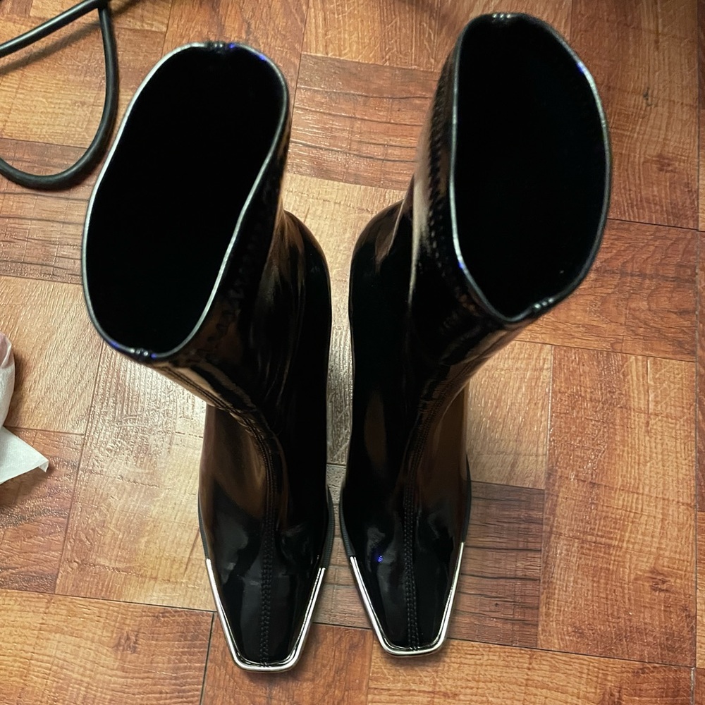 Patent leather heeled boots sz7